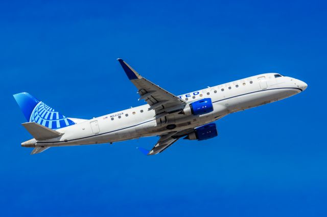 Embraer 175 (N622UX) - A United Express ERJ175 taking off from PHX on 2/11/23 during the Super Bowl rush. Taken with a Canon R7 and Canon EF 100-400 II L lens.