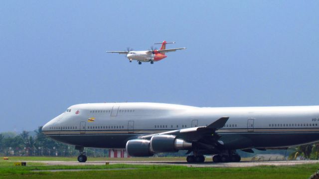 Boeing 747-400 (V8-ALI)