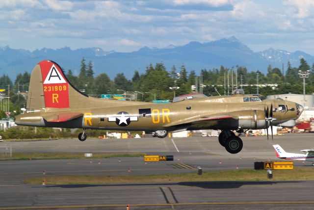 Boeing B-17 Flying Fortress — - Photo uploaded by moonm    Boeing B-17 landing at KPAE