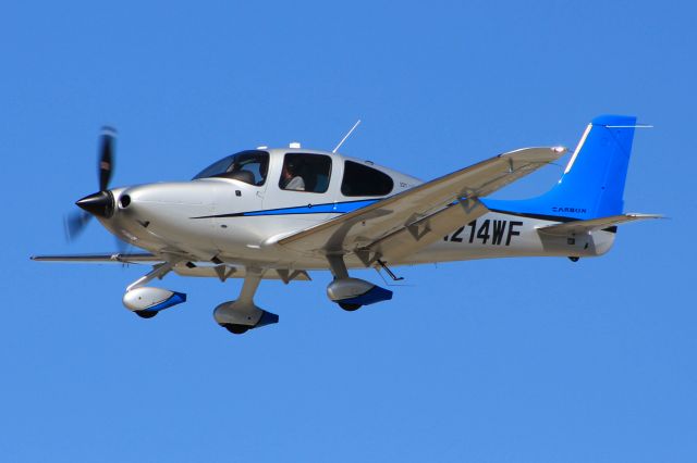 Cirrus SR-22 (N214WF)