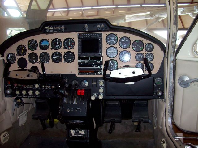 Cessna 310 (N8025M)