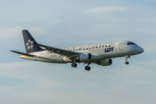 Embraer 175 (SP-LIO) - WAW SPOTTING