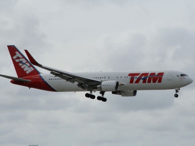 BOEING 767-300 (PT-MSW)