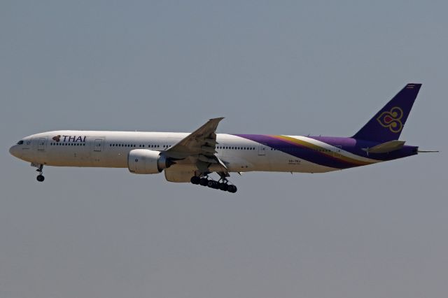 Boeing 777-200 (HS-TKU)