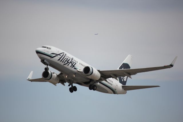 Boeing 737-700 (N644AS) - Taking off from runway 25