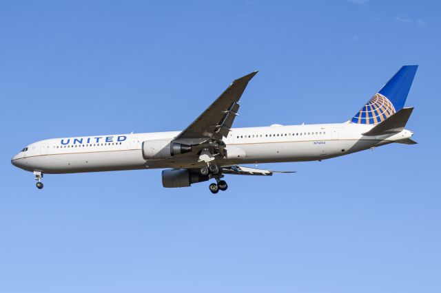 BOEING 767-400 (N76054)