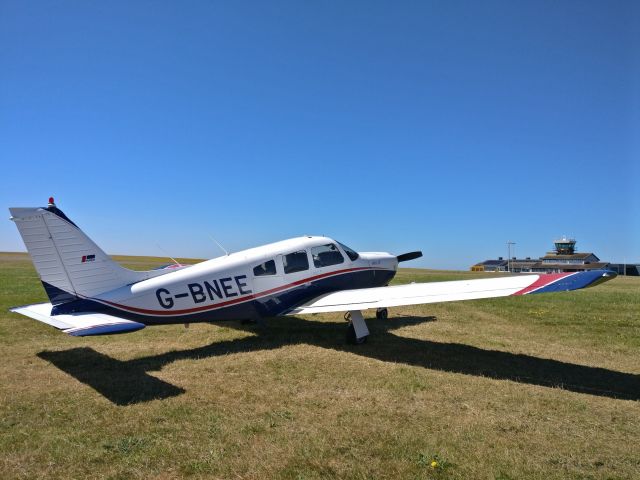 Piper Cherokee Arrow (G-BNEE)