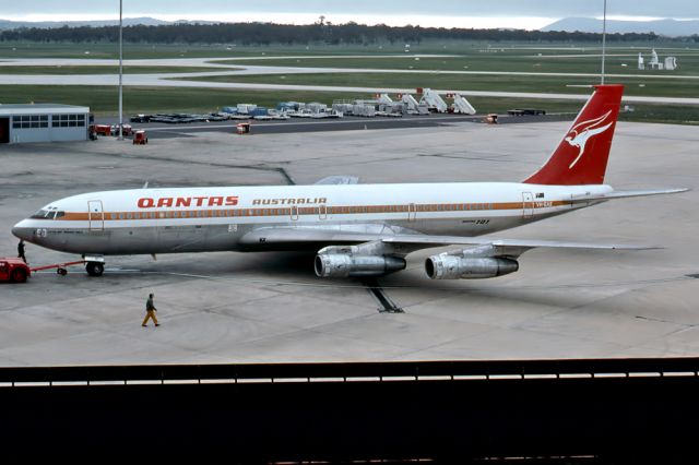 Boeing 707-100 (VH-EAE) - QANTAS - BOEING 707-338C - REG : VH-EAE (CN 19625/693) - TULLAMARINE INTERNATIONAL AIRPORT MELBOURNE VIC. AUSTRALIA - YMML 21/9/1975