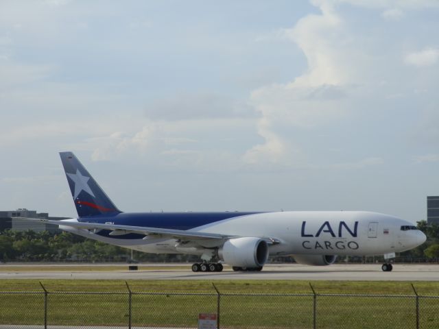 BOEING 777-200LR (N776LA)