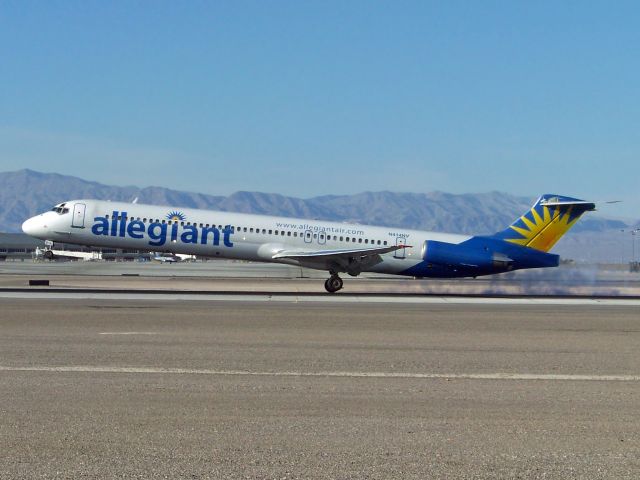 McDonnell Douglas MD-83 (N414NV)