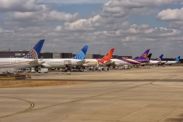 Boeing 787-9 Dreamliner (N27959) - 13th July, 2022: Lineup of Star Alliance carriers at Heathrow Terminal 2. 