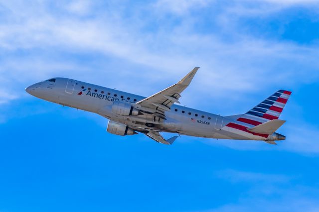 Embraer 175 (N256NN) - Envoy Air Embraer 175 taking off from PHX on 11/5/22. Taken with a Canon 850D and Tamron 70-200 G2 lens.