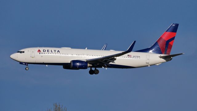 Boeing 737-800 (N372DA) - DAL1745 from SLC on final to SEA Rwy 34L on 3.28.19. (B737-832(WL) / ln 118 / cn 29620).