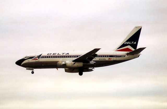 Boeing 737-200 (N305DL) - KSJC - mid 1990s Delta 737 arriving at KSJC from KSLC.