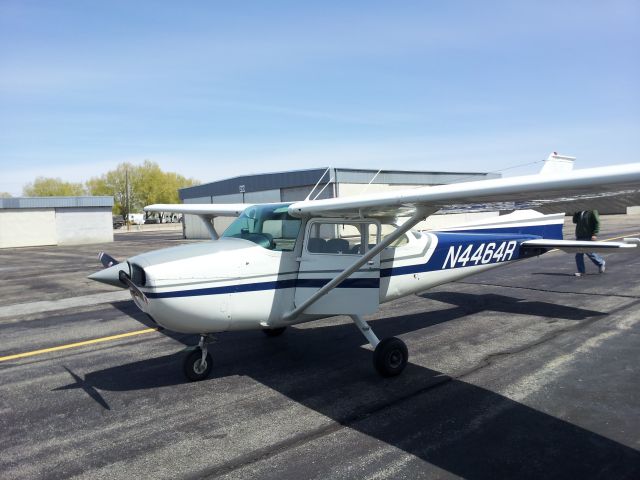 Cessna Skyhawk (N4464R) - Just before a training flight.