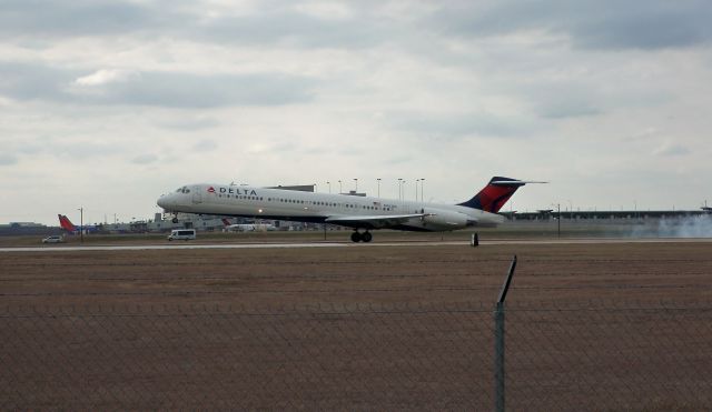 McDonnell Douglas MD-88 (N962DL) - DL MD-88 N962DL touching down on 17L (now 18L) at AUS on Feb 8, 2011.