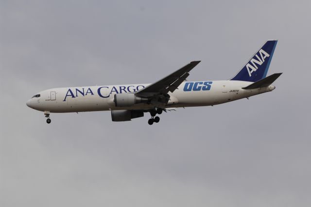 BOEING 767-300 (JA8970) - Final Approach to NRT Airport R/W34L on 2012/01/01