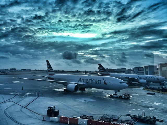 Boeing 777-200 (N782AN) - Dawn in Miami