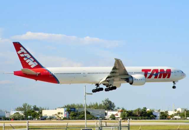 BOEING 777-300 (PT-MUA)