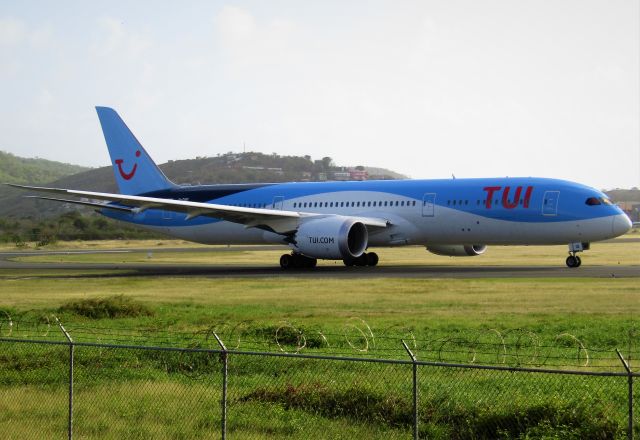 Boeing 787-9 Dreamliner (G-TUIO)