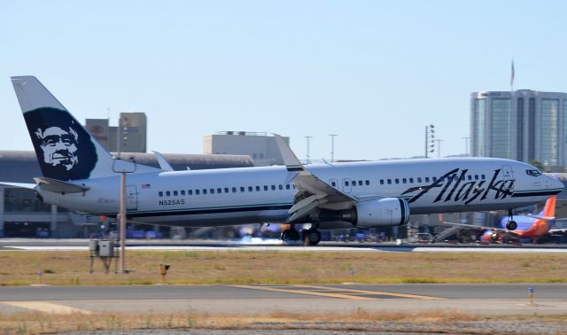 Boeing 737-800 (N525AS) - N525AS touching down at JWA on a sunny day in Southern California.