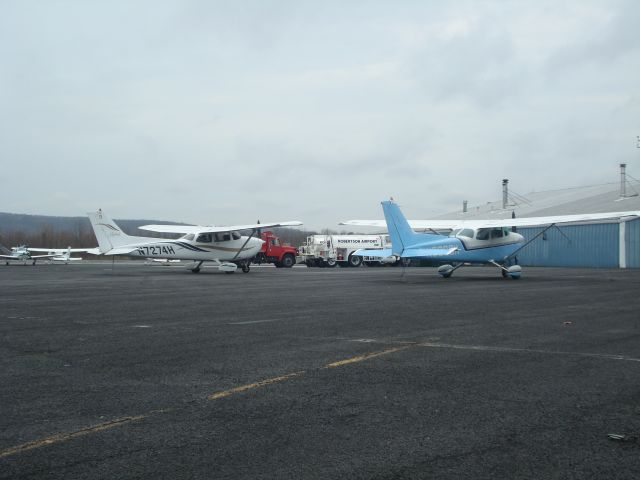 Cessna Skyhawk (N7274H) - N7274H parked at 4B8.