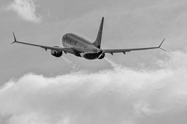 Boeing 737 MAX 8 (EI-HEN) - Departure for London