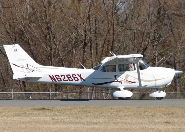 Cessna Skyhawk (N6286X) - Taking off from Downtown Shreveport.