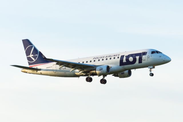 Embraer 175 (SP-LIQ) - WAW SPOTTING