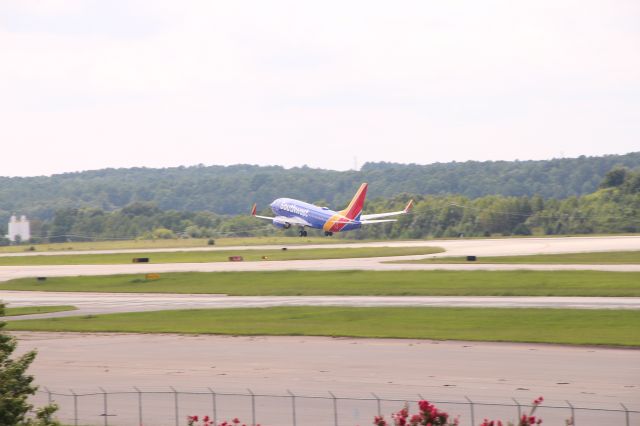 Boeing 737-700 (N427WN) - SWA N427WN leaving the ground.