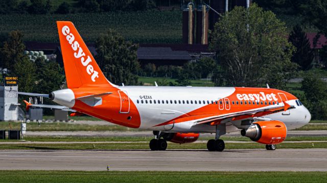 Airbus A319 (G-EZAX)