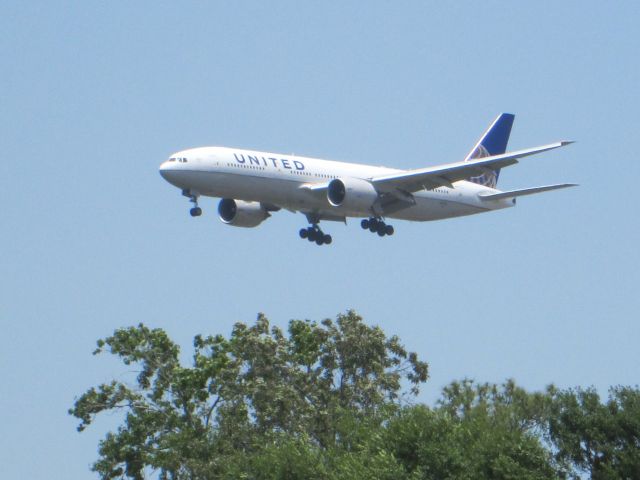 Boeing 777-200 (N77012)
