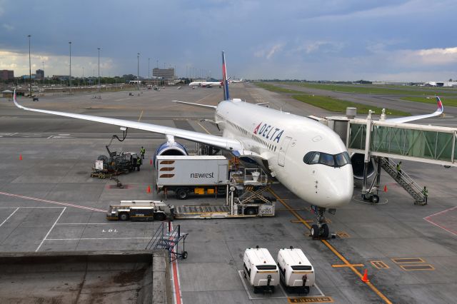Airbus A350-900 (N516DN) - Delta Airbus A350-941 N516DN in Johannesburg 