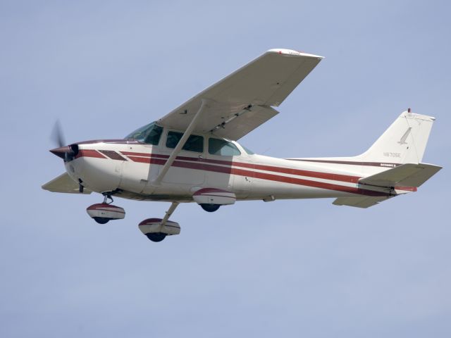 Cessna Skyhawk (N6705E) - Take off runway 26.