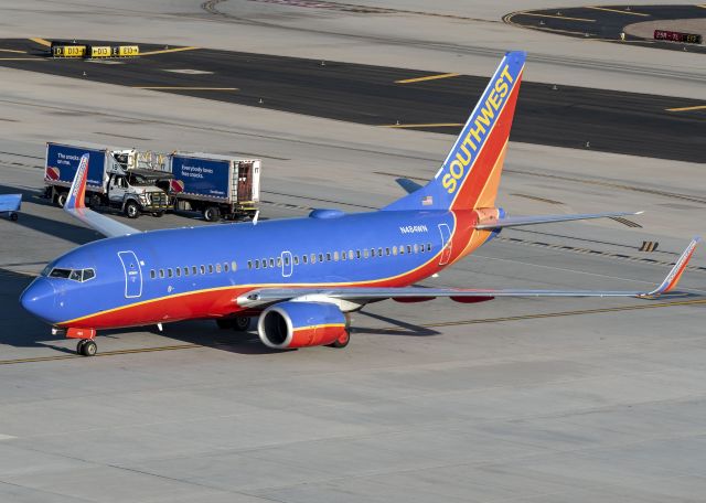 Boeing 737-700 (N484WN)