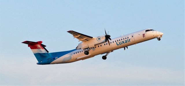 de Havilland Dash 8-400 (LX-LQC) - Takeoff July 16, 2019.