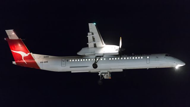 de Havilland Dash 8-400 (VH-QOE) - QANTAS LINK, Dash 8, on short finals.