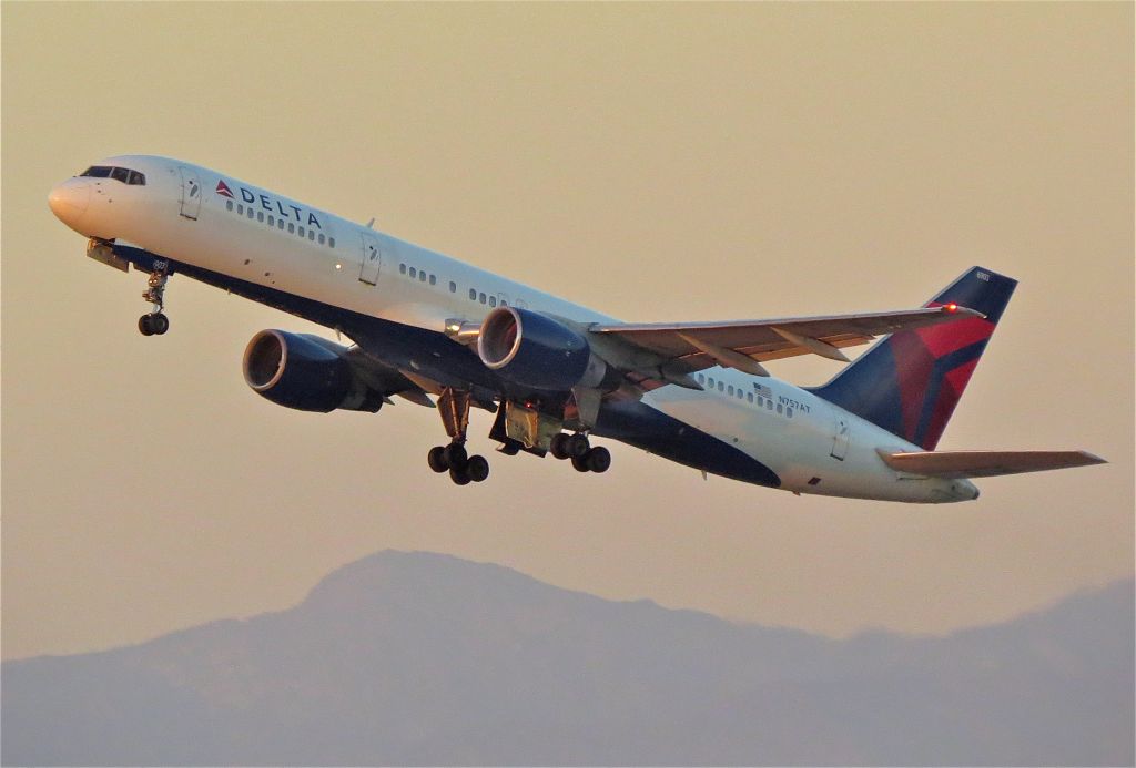 Boeing 757-200 (N757AT) - a rel=nofollow href=http://flightaware.com/live/flight/N757AT/history/20141029/0045Z/KLAX/PHKOhttps://flightaware.com/live/flight/N757AT/history/20141029/0045Z/KLAX/PHKO/a