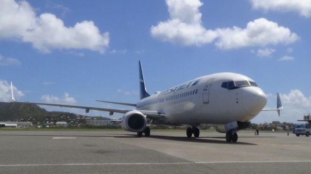 Boeing 737-800 (C-GWSX)