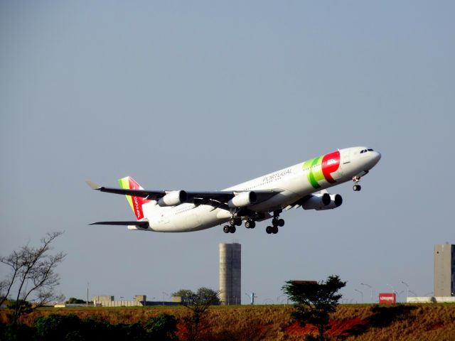 Airbus A340-300 (CS-TOC)