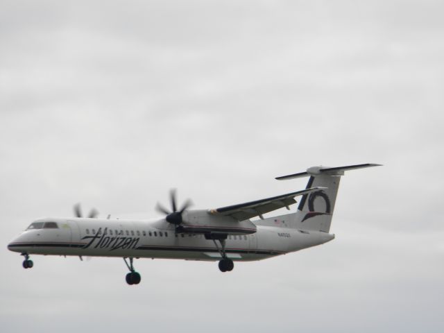 de Havilland Dash 8-400 (N415QX) - N415QX on short final runway 08L, inbound from Seattle (KSEA) as QXE2024.