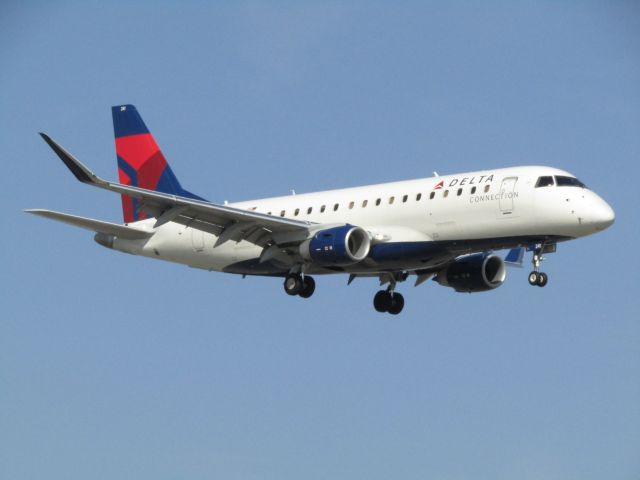 EMBRAER 175 (long wing) (N241SY) - Landing RWY 20R