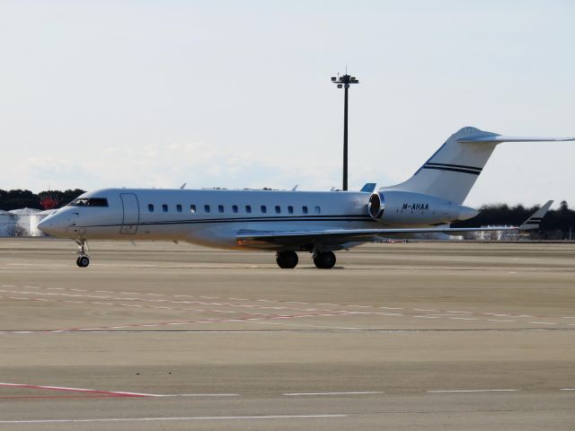 Bombardier Global Express (M-AHAA) - I take a picture on Dec 24, 2016.br /At 14:07, M-AHAA is arrival!