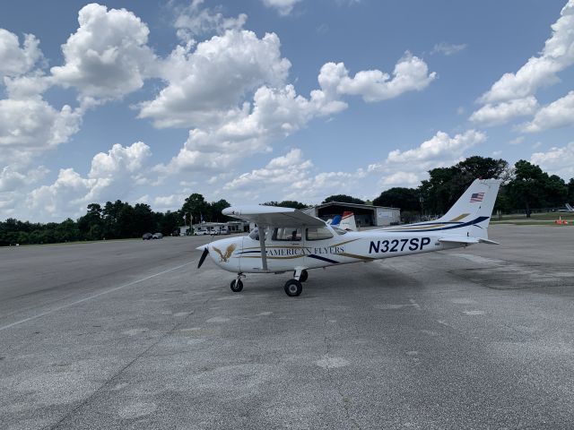 Cessna Skyhawk (N327SP)