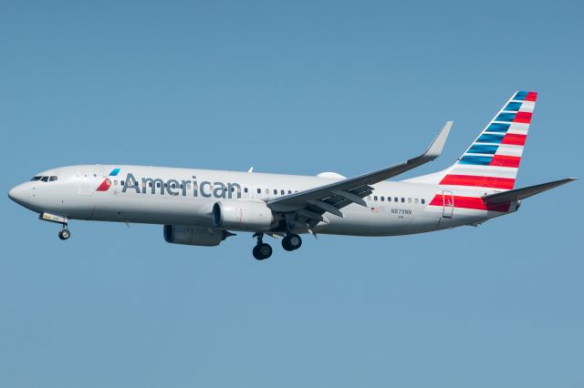 Boeing 737-800 (N879NN)