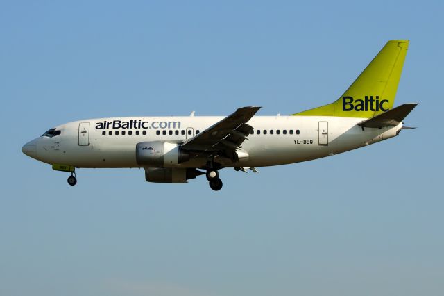 Boeing 737-500 (YL-BBQ)
