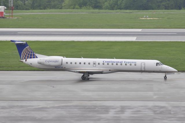 Embraer ERJ-145 (N13914) - Seen at KBWI on 5/3/2009.  HEAVY rain.