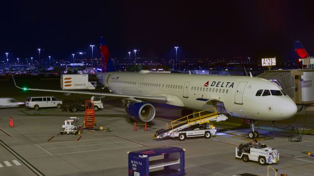 Airbus A321 (N118DY) - Delta Air Lines Airbus A321-211(WL) N118DY in Salt Lake City 