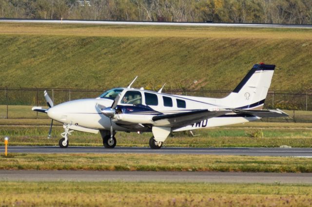 Beechcraft Baron (58) (N574WD) - 1997 Beechcraft Baron (Beech 58) arriving into Buffalo New York (BUF) from Traverse City Michigan (TVC)