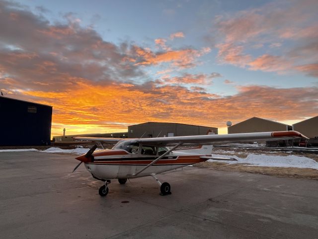 Cessna Skyhawk (N7383L) - Front Range Flight School ramp